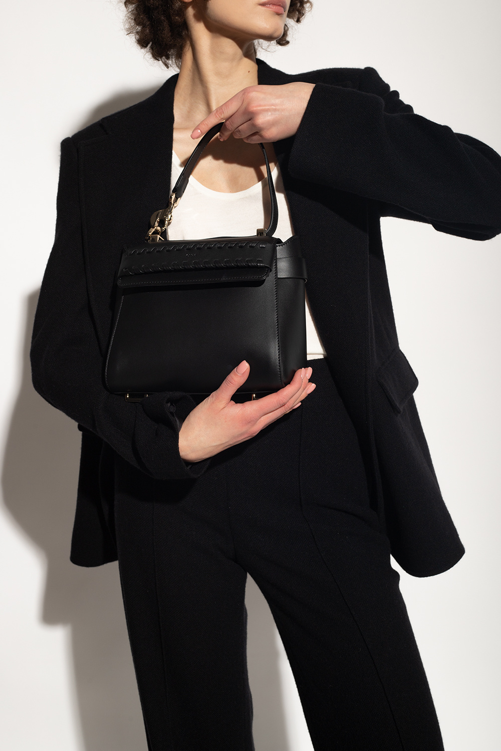 【関税&送料込】Chloe Black Leather Small Nacha Handbag CHLOÉ Nacha Small Leather Shoulder Bag in BLACK | endource
